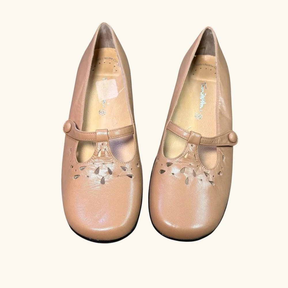 Thom McAn Leather Mary Jane Comfort Shoes‎ Tan Cutout Flats Women's Size 8